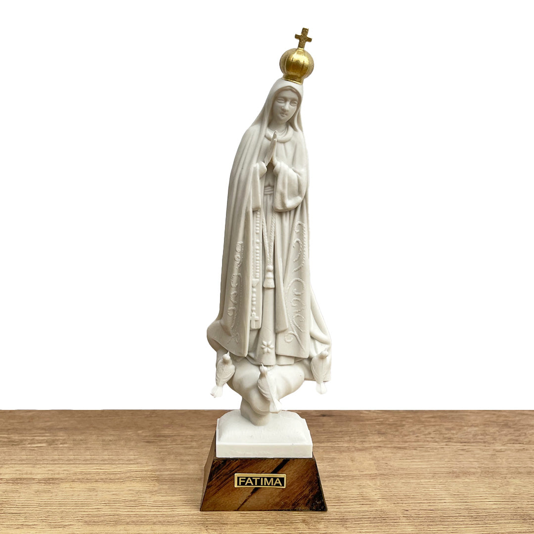 Estatua de la Virgen de Fátima sin Pintar con Corona Dorada y Base en Acabado Madera - 18 cm (7”) – VII Sacramentos Colombia