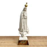 Estatua de la Virgen de Fátima sin Pintar con Corona Dorada y Base en Acabado Madera - 18 cm (7”)