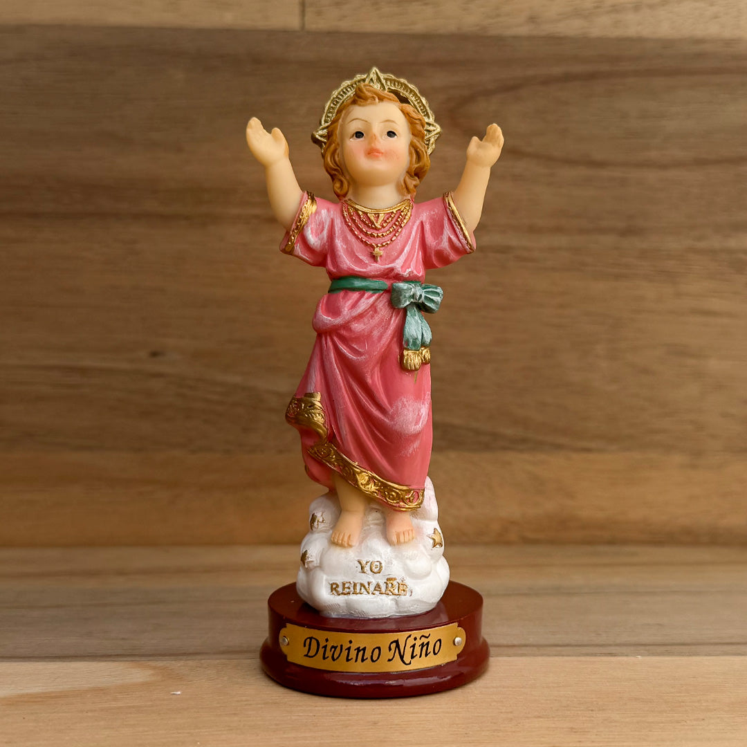 Estatua del Divino Niño con Base Madera de 11.5cm – VII Sacramentos Colombia