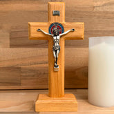 Cristo con Medalla de San Benito en Madera Clara con Base – 22 cm – VII Sacramentos Colombia