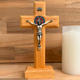Cristo con Medalla de San Benito en Madera Clara con Base – 22 cm