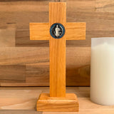 Cristo con Medalla de San Benito en Madera Clara con Base – 22 cm