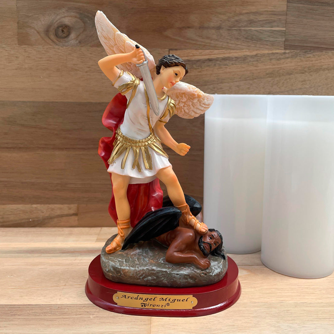 Estatua de San Miguel Arcángel Base Madera 20cm – VII Sacramentos Colombia