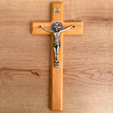 Cristo para colgar con la Medalla de San Benito Resinada 30.5cm – VII Sacramentos Colombia