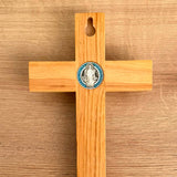 Cristo para colgar con la Medalla de San Benito Resinada 30.5cm – VII Sacramentos Colombia