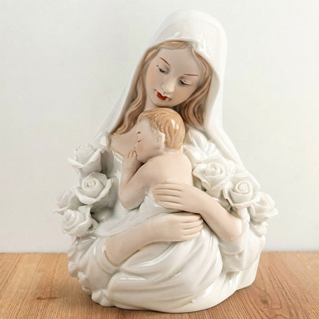 Imagen religiosa de la Madona con el Niño y rosas blancas. Figura devocional de la Virgen María abrazando al Niño Jesús, símbolo de amor maternal y pureza, elaborada en material tipo porcelana blanca con acabado brillante.