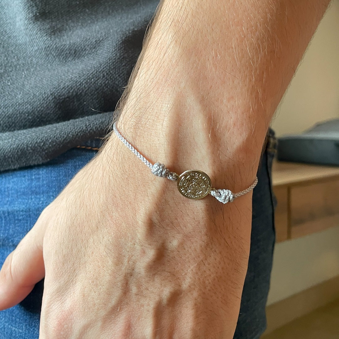 Pulsera Hilo con Medalla de San Benito Grande – VII Sacramentos Colombia