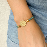 Pulsera Tejida con Medalla en Acero Dorado Grande