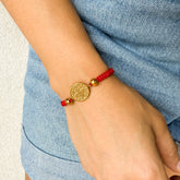 Pulsera de hilo rojo con medalla de San Benito para hombre" o "Accesorio artesanal colombiano