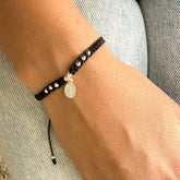 Pulsera Tejida en Macramé con Medalla de la Virgen Milagrosa Negro – VII Sacramentos Colombia