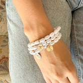 Pulsera Elástica Imitación Perla con Medallas en Plata 925