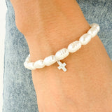 Pulsera de Imitación Perla de Agua con Cruz en Plata Engastada