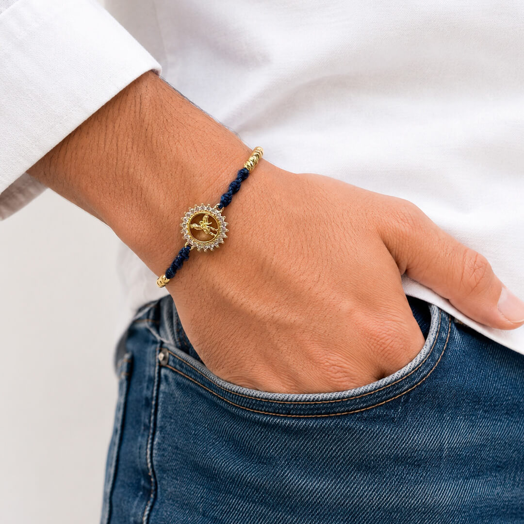 Pulsera Hilo Azul San Miguel Arcángel Engastada con Brillanticos CON MODELO HOMBRE