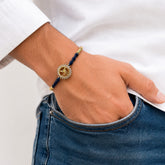 Pulsera Hilo Azul San Miguel Arcángel Engastada con Brillanticos CON MODELO HOMBRE