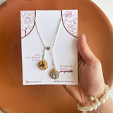 Collar en Hilo Blanco con Medalla de la Virgen – VII Sacramentos Colombia