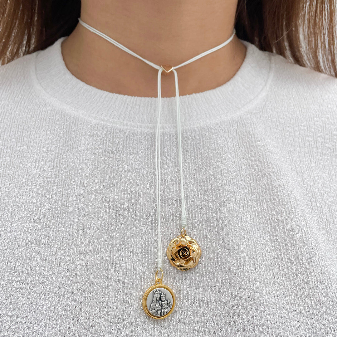 Collar en Hilo Blanco con Medalla de la Virgen – VII Sacramentos Colombia