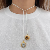 Collar en Hilo Blanco con Medalla de la Virgen – VII Sacramentos Colombia