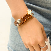 Pulsera Rosario en Madera Clara Pequeño con Medallas en Elástico – VII Sacramentos Colombia