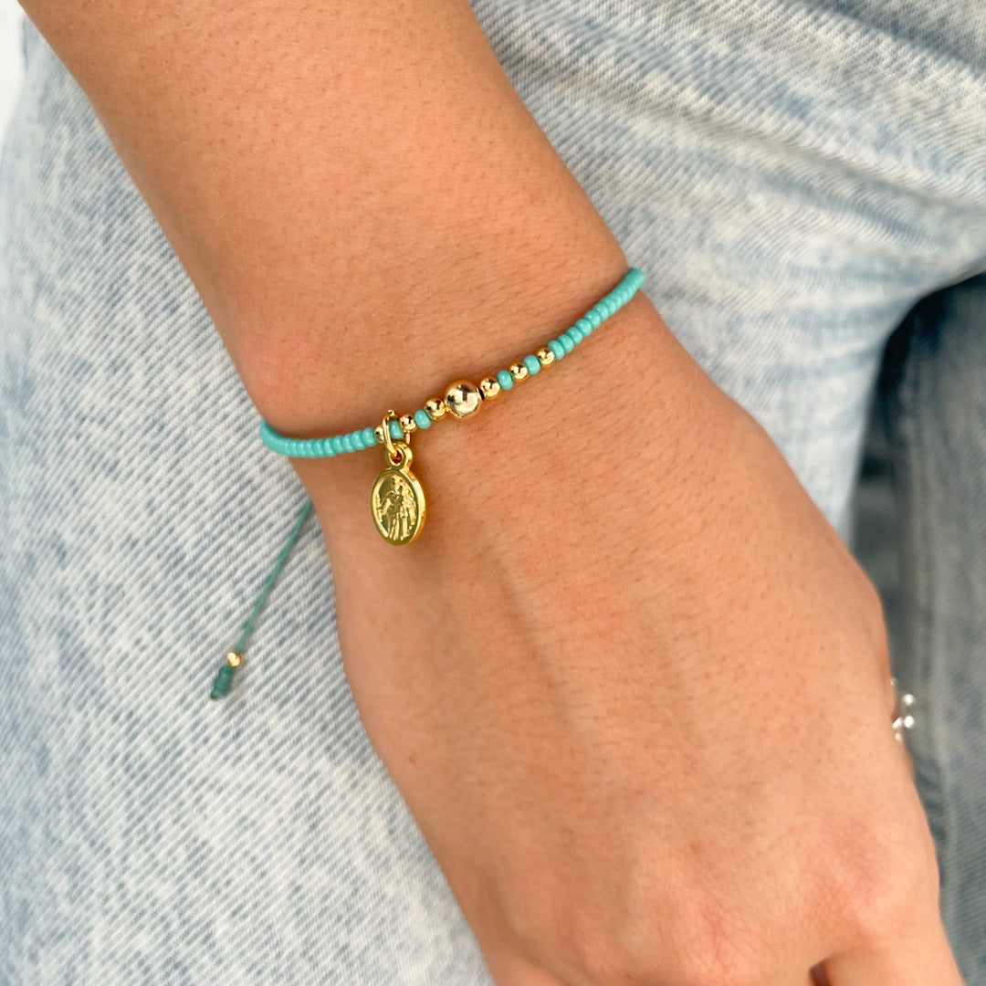 Pulsera Mostacilla con Hilo y Medalla Dorada – VII Sacramentos Colombia