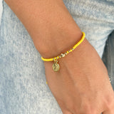 Pulsera Mostacilla con Hilo y Medalla Dorada – VII Sacramentos Colombia