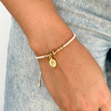 Pulsera Mostacilla con Hilo y Medalla Dorada – VII Sacramentos Colombia