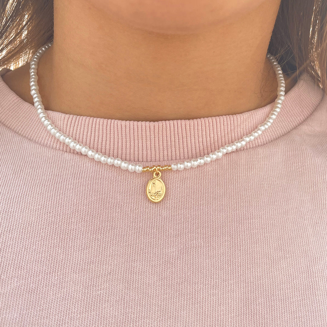 Collar de Perla Mini con Medalla – VII Sacramentos Colombia