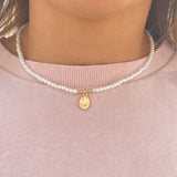 Collar de Perla Mini con Medalla – VII Sacramentos Colombia