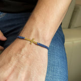 Pulsera Tejida con Cruz en Acero Dorado – VII Sacramentos Colombia