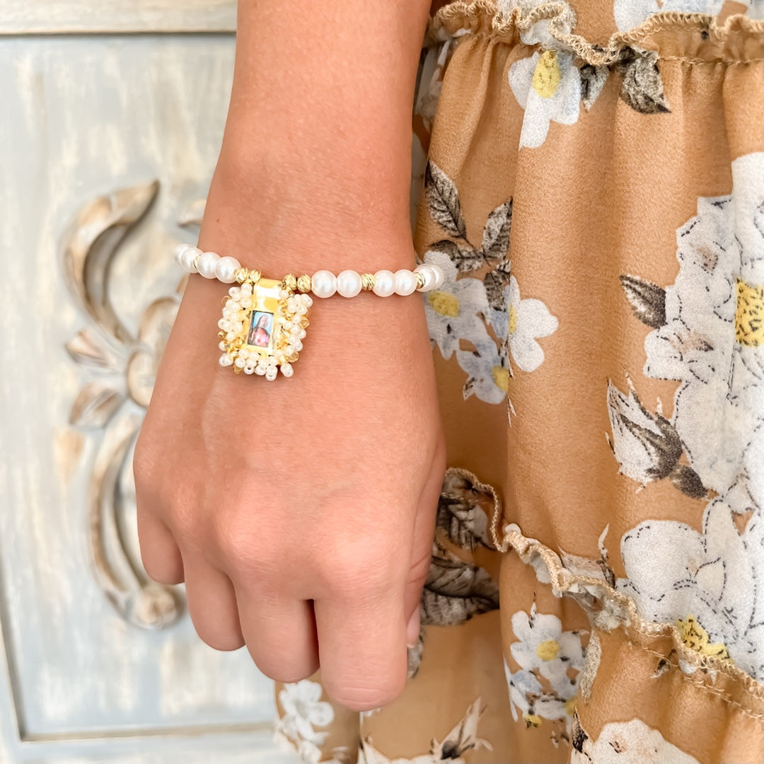 Pulsera Escapulario Rebordado con Perlas – VII Sacramentos Colombia