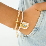 Set x 2 Pulseras – Macramé Beige con Cruz Dorada & Pulsera con Escapulario Rebordado