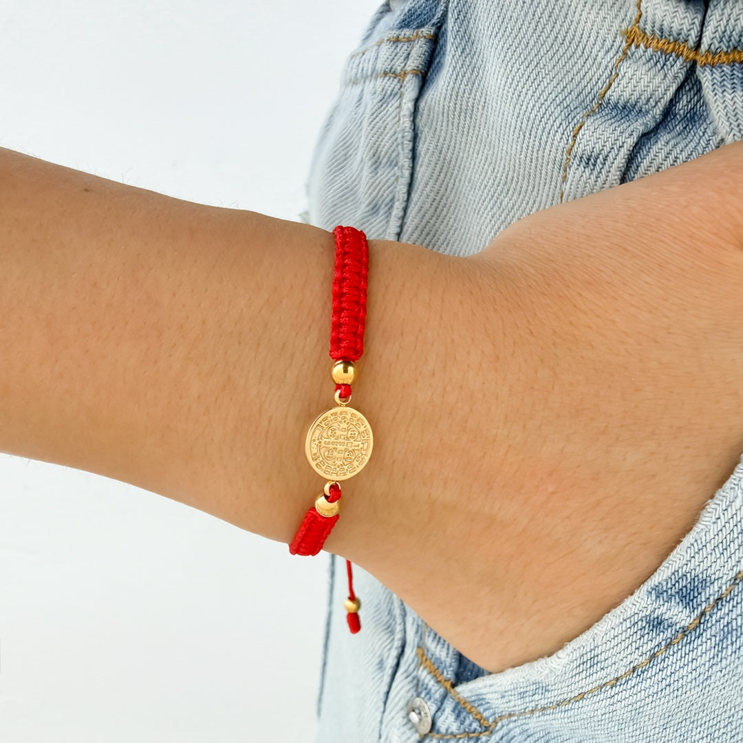 Pulsera Tejida con Medalla en Acero Dorado Pequeña Hilo Rojo – VII Sacramentos Colombia