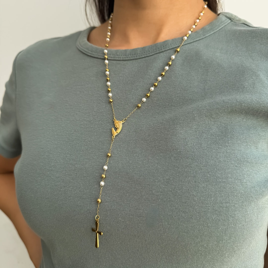 Rosario en Perla Blanca y Balin de acero con Cadena en Acero Dorado – VII Sacramentos Colombia
