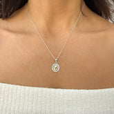 Cadena en Plata con Medalla de la Niña Maria en Detalle Dorado - VII Sacramentos