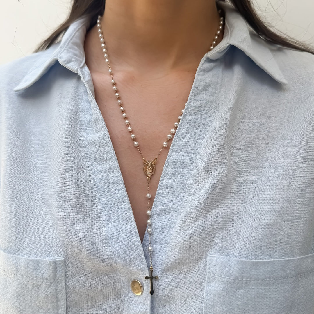 Rosario en Perla Blanca con Cadena en Acero Dorado – VII Sacramentos Colombia