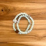 Pulsera rosario elástica doble vuelta en cristal de murano azul con cruz de madera y medallas de santos en zamak, talla S - VII Sacramentos