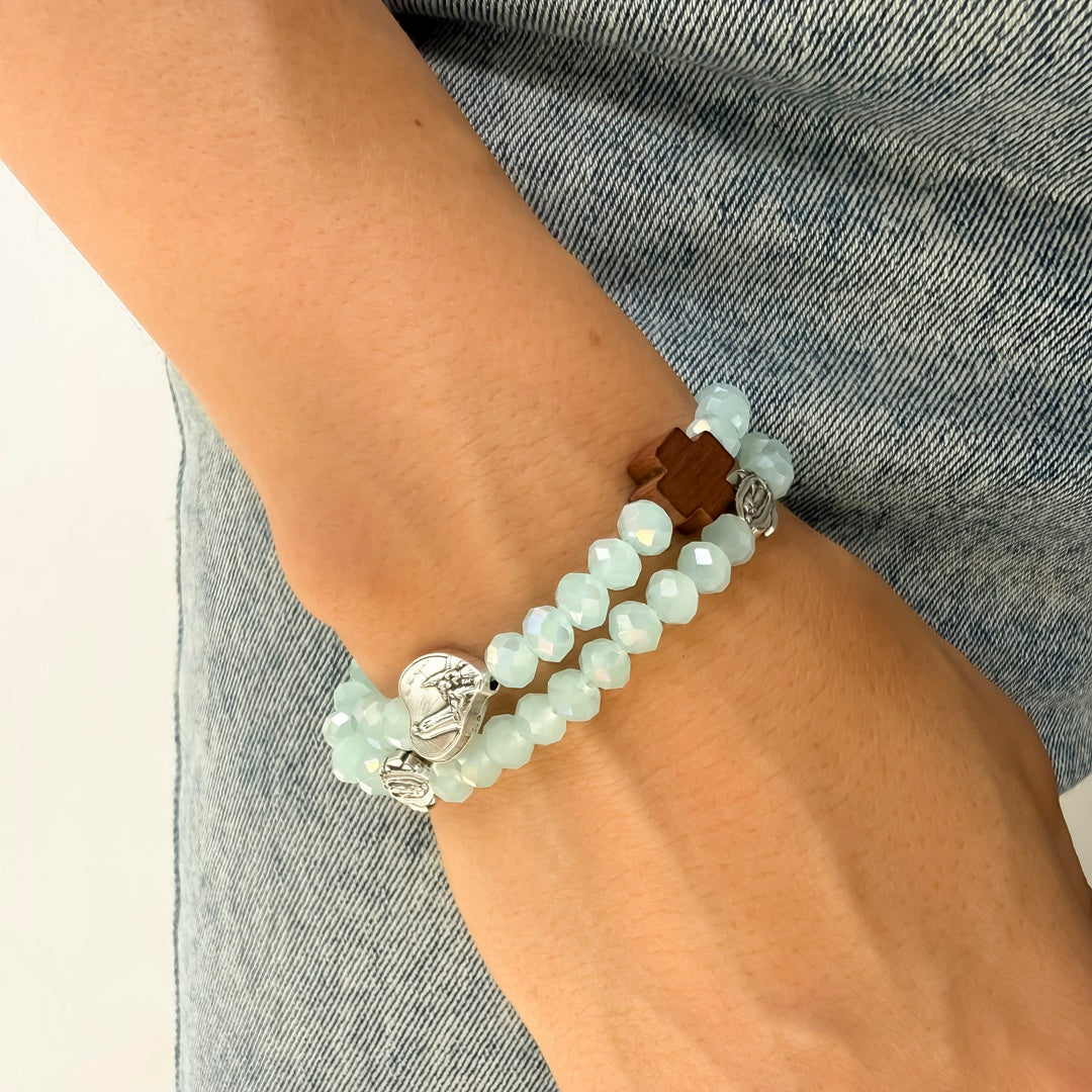 Pulsera rosario elástica doble vuelta en cristal de murano azul con cruz de madera y medallas de santos en zamak, talla S - VII Sacramentos