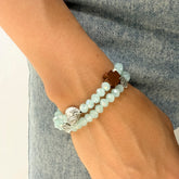 Pulsera rosario elástica doble vuelta en cristal de murano azul con cruz de madera y medallas de santos en zamak, talla S - VII Sacramentos