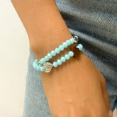Pulsera rosario elástica doble vuelta en cristal de murano azul con cruz de madera y medallas de santos en zamak, talla S - VII Sacramentos