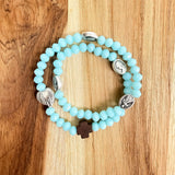 Pulsera rosario elástica doble vuelta en cristal de murano azul con cruz de madera y medallas de santos en zamak, talla S - VII Sacramentos