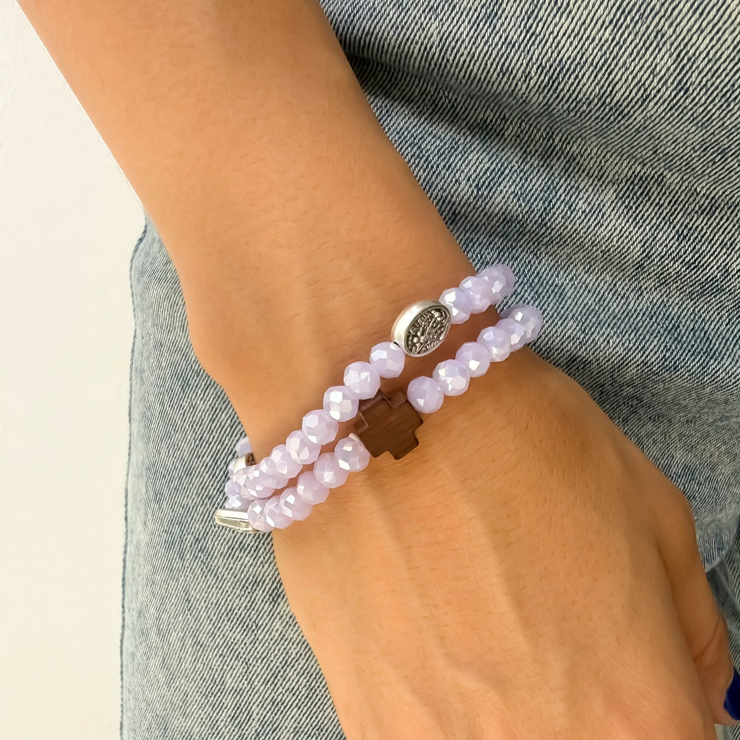 Pulsera rosario elástica doble vuelta en cristal de murano morado con cruz de madera y medallas de santos en zamak, talla S - VII Sacramentos