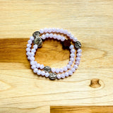 Pulsera rosario elástica doble vuelta en cristal de murano morado con cruz de madera y medallas de santos en zamak, talla S - VII Sacramentos