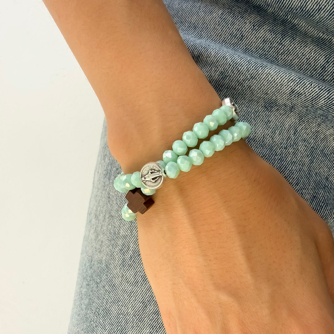 Pulsera rosario elástica doble vuelta en cristal de murano verde con cruz de madera y medallas de santos en zamak, talla S - VII Sacramentos