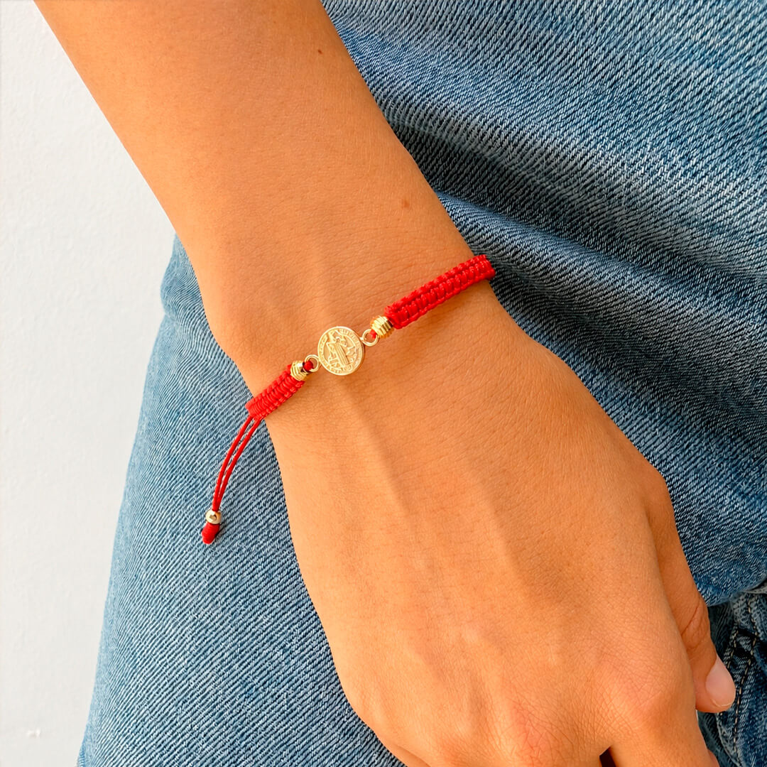 PULSERA TEJIDA EN MACRAME CON LA MEDALLA EN ORO LAMINADO DE SAN BENITO 8 MM (OP)
