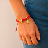 Modelo con Pulsera Hilo Rojo Trenzado Virgen de Guadalupe y Corazón Dorado
