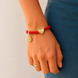 Pulsera Hilo Rojo Trenzado Virgen de Guadalupe y Corazón Dorado en una moelo mujer
