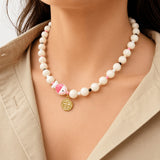Modelo con Collar Pez Resina con Medalla San Benito Dorada tonos rosa