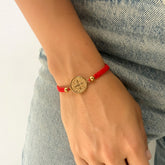 Pulsera Tejida con Medalla en Acero Dorado Mediana Hilo Rojo – VII Sacramentos Colombia