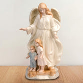 Estatua del Ángel de la Guarda con dos niños de 28 cm en porcelana - VII Sacramentos Colombia