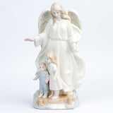 Estatua del Ángel de la Guarda con dos niños de 28 cm en porcelana - VII Sacramentos Colombia