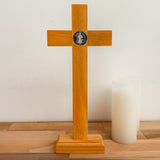 Cristo con Medalla de San Benito en Madera Clara con Base – 33 cm